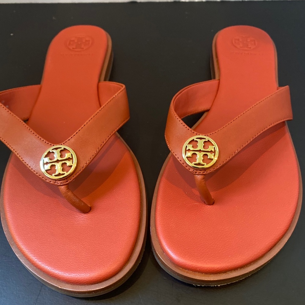 Tory Burch Benton orange flat leather thong sandals gold logo sz 7